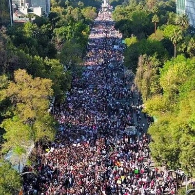 La gente acudió a las calles en al menos 90 ciudades del país. En la Ciudad de México, los manifestantes se congregaron en el Ángel de la Independencia y avanzaron por Paseo de la Reforma. 