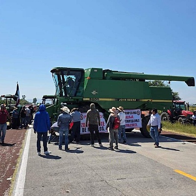 Campesinos bloquean autopista Siglo XXI en Morelos