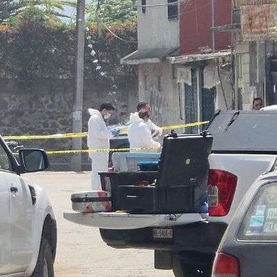  La mujer fue acribillada mientras caminaba por la calle.