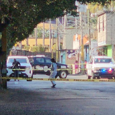 La víctima quedó tirada sobre la acera, junto a su puesto. 