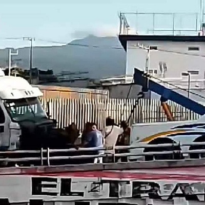 El tráiler fue retirado con una grúa, varias horas después del choque.