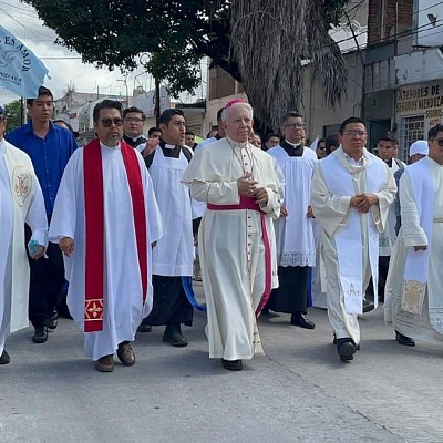 La caminata convocó a familias de varios municipios del estado en un clamor por la paz. 