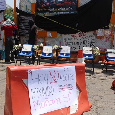 Padres de familia hicieron presencia ayer en la Puerta 1 del campus Chamilpa para expresar apoyo a los estudiantes que tienen tomadas las instalaciones universitarias. 
