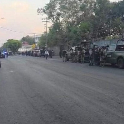 Para repeler las agresiones, uniformados realizaron disparos al aire.
