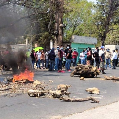 Los inconformes bloquearon la carretera y quemaron neumáticos y troncos.
