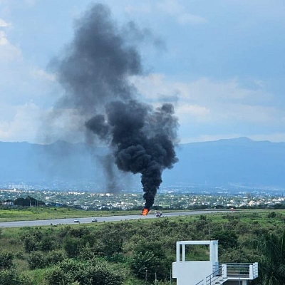 Cuerpos de emergencia atendieron de inmediato el siniestro y brindaron ayuda tanto al piloto como al copiloto, quienes resultaron con diversas quemaduras.