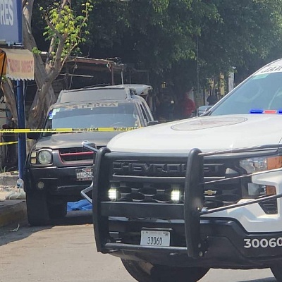 La víctima quedó sin vida detrás de una camioneta