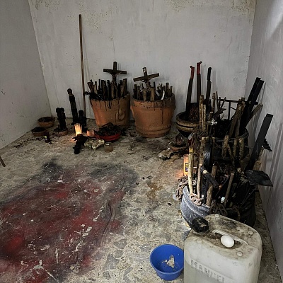 En el lugar encontraron objetos presuntamente relacionados con rituales.