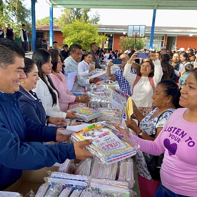 Por cuarto año consecutivo, el Ayuntamiento distribuyó útiles escolares.