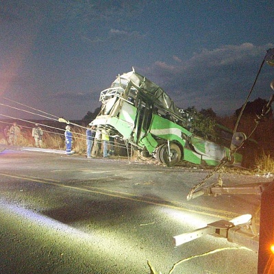 Diversas corporaciones de emergencia laboraron en el accidente para rescatar a las víctimas que quedaron prensadas entre los fierros.