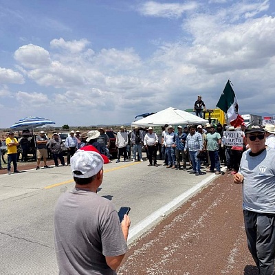 El diálogo formal inició la tarde del lunes en el punto de la protesta. 
