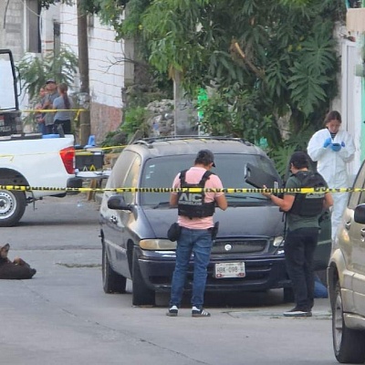 El joven quedó sin vida junto a la puerta del conductor de una camioneta.