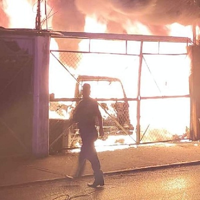 El fuego arrasó con los vehículos y demás objetos que había en el taller.