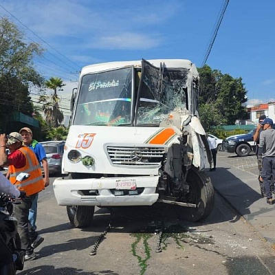 El camión causó daños a la estructura.