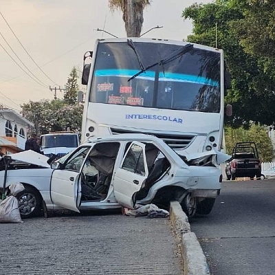 Uno de los vehículos fue aplastado por la “ruta”.