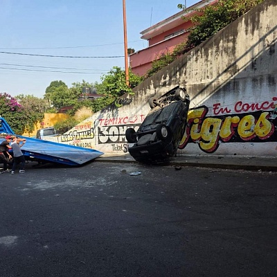  El auto terminó recargado sobre una barda.