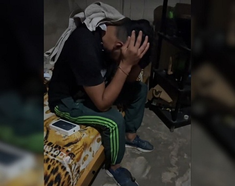 Joven llora tras ser dejado por su novia luego de construir en casa de su suegra Captura de pantalla