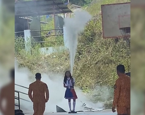 Adolescente se vuelve viral tras apagar incendio en simulacro escolar Captura de pantalla