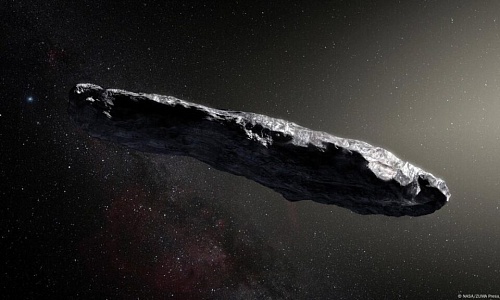 Ilustración del cometa 'Oumuamua, que fue el primer objeto interestelar detectado en 2017. Tiene una extraña forma alargada y un comportamiento inusual que generó debates entre los astrónomos sobre su posible origen.