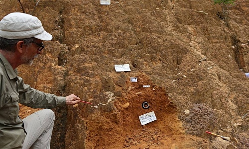 El investigador Antonio Rosas durante una de las expediciones antropológicas en Guinea Ecuatorial.