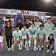 El equipo Chamos posó junto a su familia y amigos tras recibir el trofeo de campeón.
