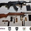 Las armas que habrían encontrado durante el operativo.