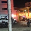 Los hombres fueron trasladados a un hospital a bordo de una ambulancia.