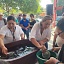Ciudadanos recibieron peces que podrán depositar en sus tanques de agua para evitar la proliferación del mosquito transmisor del dengue.