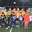 Los jugadores del Niupy y sus hijos posaron con el trofeo que los acredita como los campeones del Torneo de Veteranos.