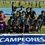 Los jóvenes de la categoría 2013-2014 muestran su trofeo y medallas que los acreditan como campeones del Torneo Kids Cup.