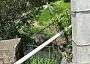  El puente colgante que utilizaban para cruzar el río está destruido.