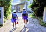 Estudiantes en Akusekijima, en las remotas islas Tokara de Japón, con cascos camino a clase el 30 de junio de 2025. 