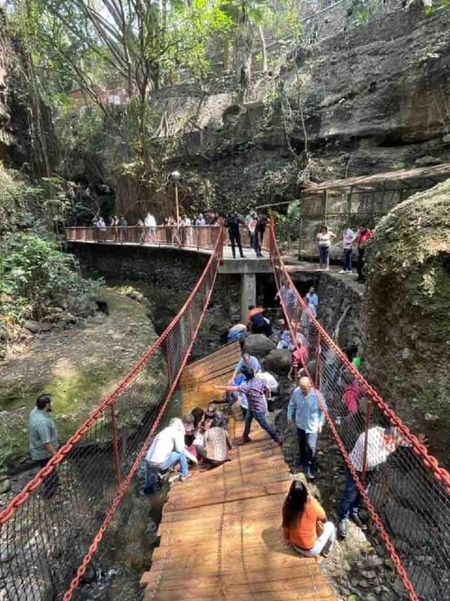 El incidente ocurrió mientras la comitiva de autoridades municipales cruzaba el puente colgante en el paseo ribereño de la barranca de Amanalco.