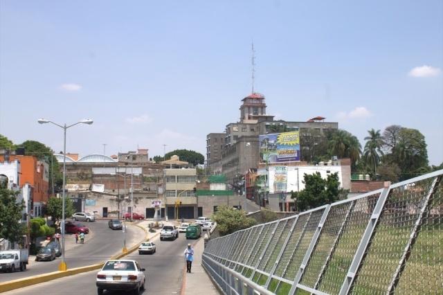 Se arrojó a la barranca desde el puente 2000