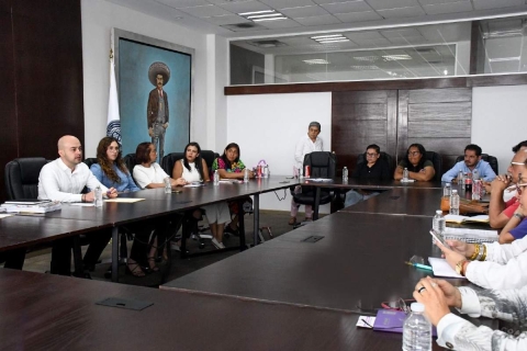 Presenta Édgar Maldonado a fiscal contra feminicidios ante colectivos 