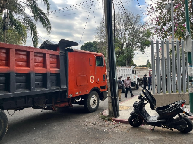 Protestan transportistas en Cuernavaca por altos cobros en gr&uacute;as y arrastres vehiculares