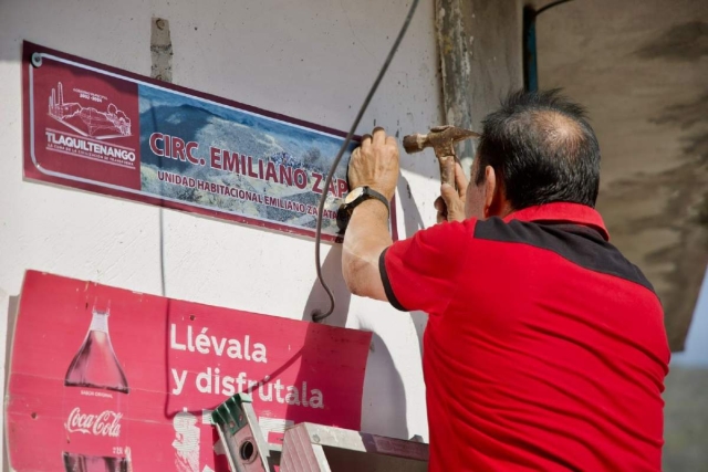 Vecinos recibieron su nomenclatura y la colocaron en seguida para tener sus domicilios bien identificados.