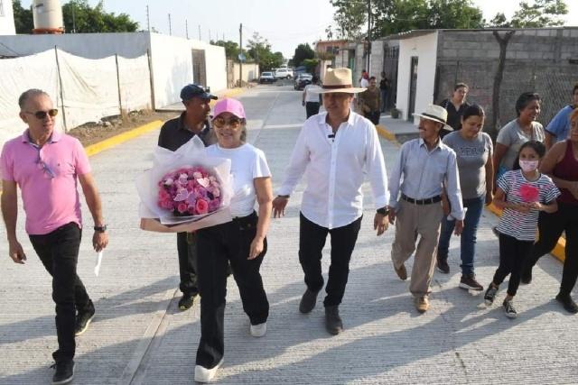 Después de años de espera, vecinos de la calle 20 de Noviembre de la colonia Lázaro Cárdenas por fin cuentan con pavimentación.