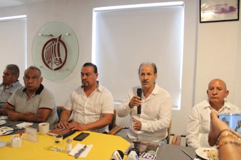 Líderes de organizaciones manifestaron su oposición al proyecto de transporte eléctrico anunciado por el gobierno estatal. 