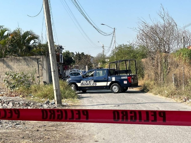   El cadáver de la mujer fue trasladado a la morgue por el Semefo.