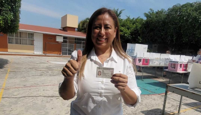 Emite su voto Alejandra Flores en la escuela primaria &#039;17 de Septiembre&#039;, en Lomas de Cortés