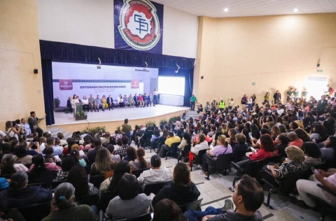 En las instalaciones de la Secundaria N&uacute;mero 1 &ldquo;Froyl&aacute;n Parroqu&iacute;n Garc&iacute;a&rdquo;, en Cuernavaca, la gobernadora afirm&oacute; que la iniciativa busca disminuir la exposici&oacute;n a contenidos inadecuados y prevenir situaciones de vulnerabilidad que pueden derivar en conductas de riesgo o delitos cibern&eacute;ticos. 