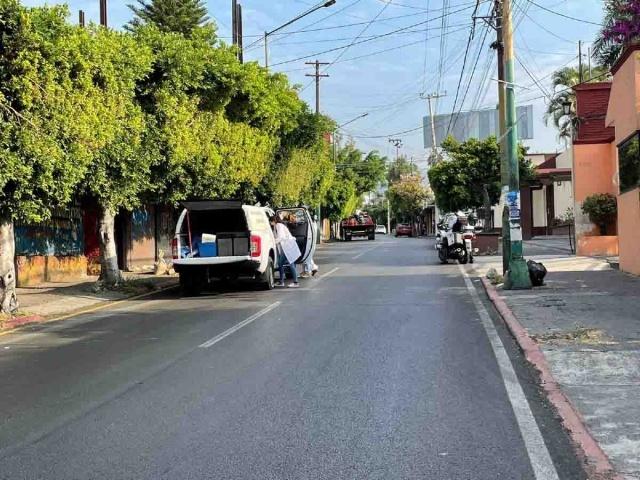  La mujer fue hallada muerta sobre la avenida.