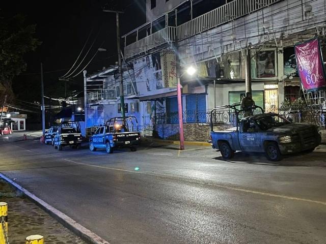 Militares y policías resguardaron la zona mientras los peritos realizaban las pesquisas.