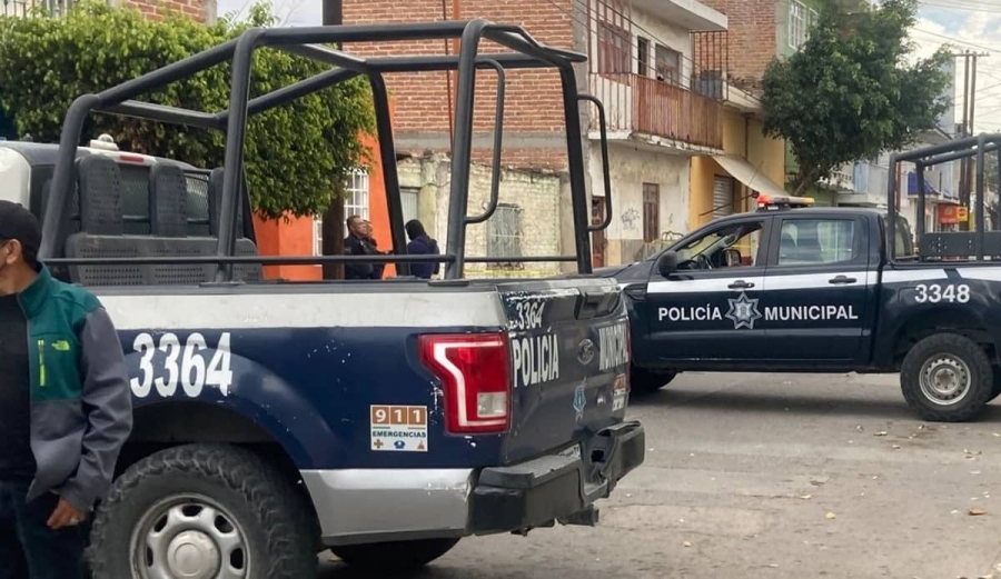 Sufrió un rozón de bala dentro de su casa