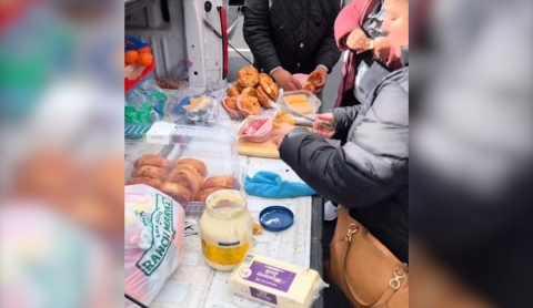 Familia mexicana lleva tortas a parque de nieve en EU y causa furor