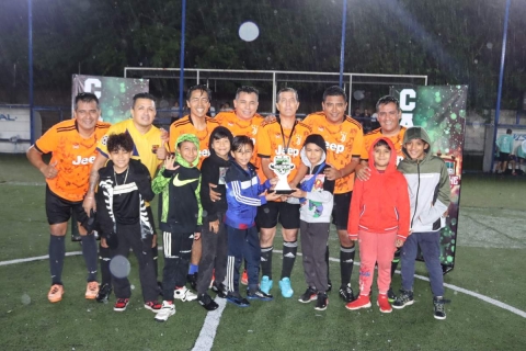Los jugadores del Niupy y sus hijos posaron con el trofeo que los acredita como los campeones del Torneo de Veteranos.