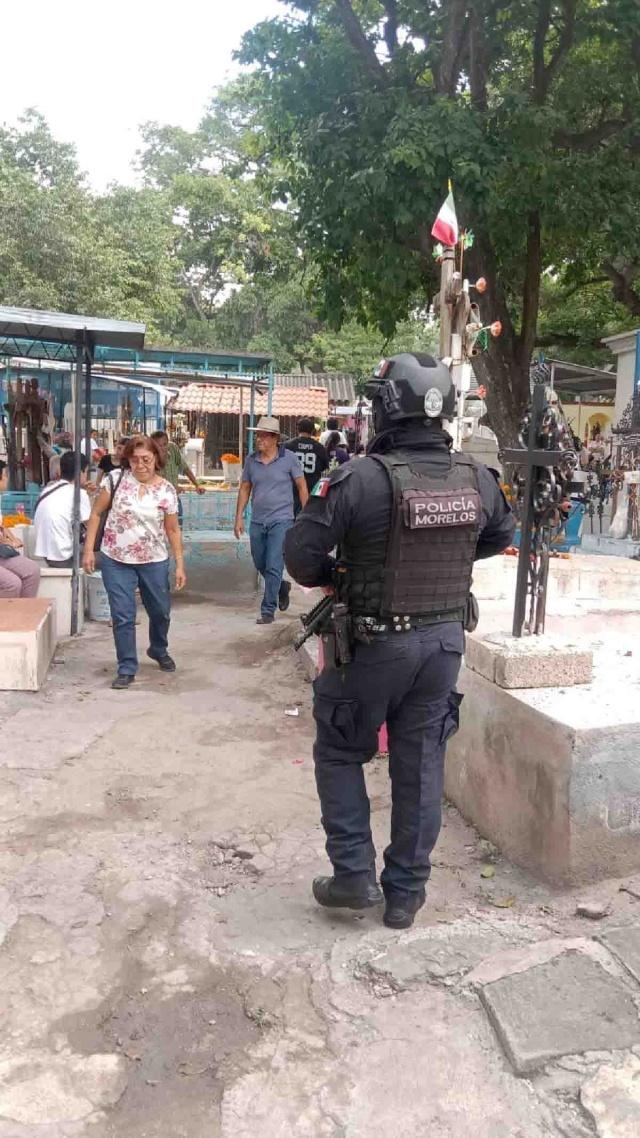 Los elementos policiacos fueron distribuidos en los diversos panteones de la zona.