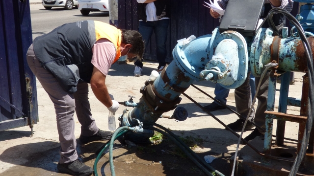 Efectuó Coprisem toma de muestras de agua en domicilios y en el pozo Amatitlán