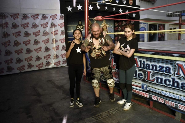 Juan Carlos Mart&iacute;nez &ldquo;Krimen&rdquo; y sus hijas Danna Michelle y Astrid Zayuri son anfitriones del nuevo espacio para la pr&aacute;ctica de la lucha libre en Tlaquiltenango. 